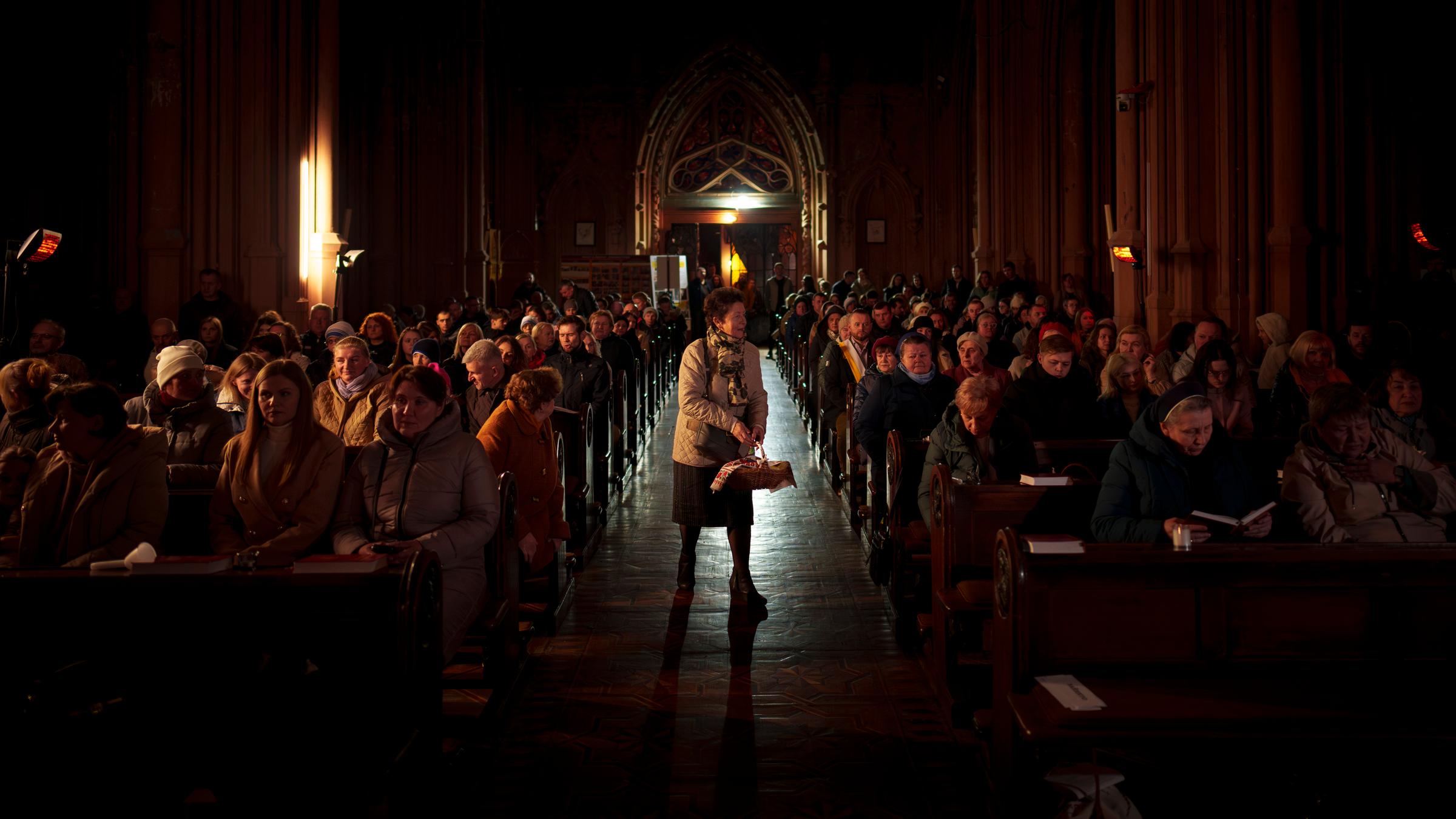 Eine Frau kommt zum Ostergottesdienst in der römisch-katholischen St.-Nikolaus-Kirche in Kiew, Ukraine, am 30.03.024. 