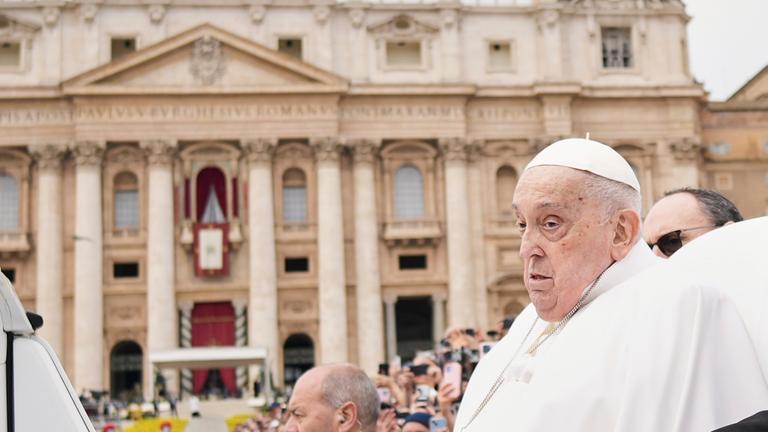 Vatikan, Vatikanstadt: Papst Franziskus fährt in seinem Papamobil am Petersdom vorbei über den Petersplatz, nachdem er am Ende der von Kardinal Angelo Comastri geleiteten Ostermesse auf dem Petersplatz im Vatikan den Segen Urbi et Orbi (lateinisch für "der Stadt und der Welt") erteilt hat. 