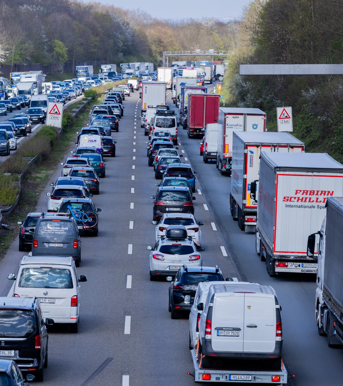 Der Verkehr staut sich auf der Autobahn 1 vor dem Autobahnkreuz Leverkusen