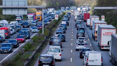 Der Verkehr staut sich auf der Autobahn 1 vor dem Autobahnkreuz Leverkusen