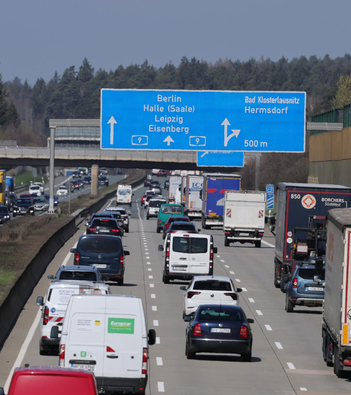 Reger Reiseverkehr herrscht auf der Autobahn 9 (A9) rund um das Hermsdorfer Kreuz. 