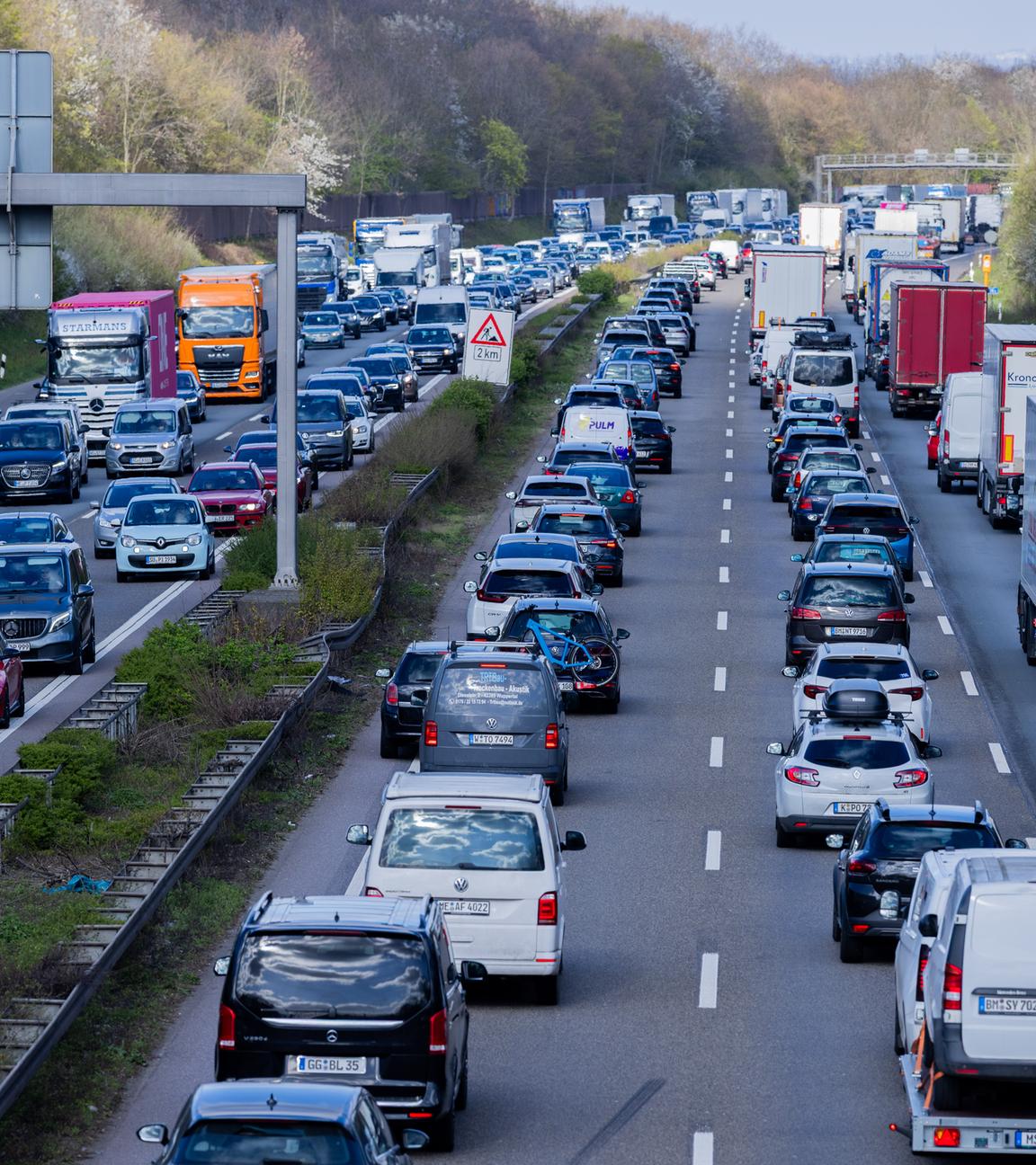 Der Verkehr staut sich auf der Autobahn 1 vor dem Autobahnkreuz Leverkusen. 