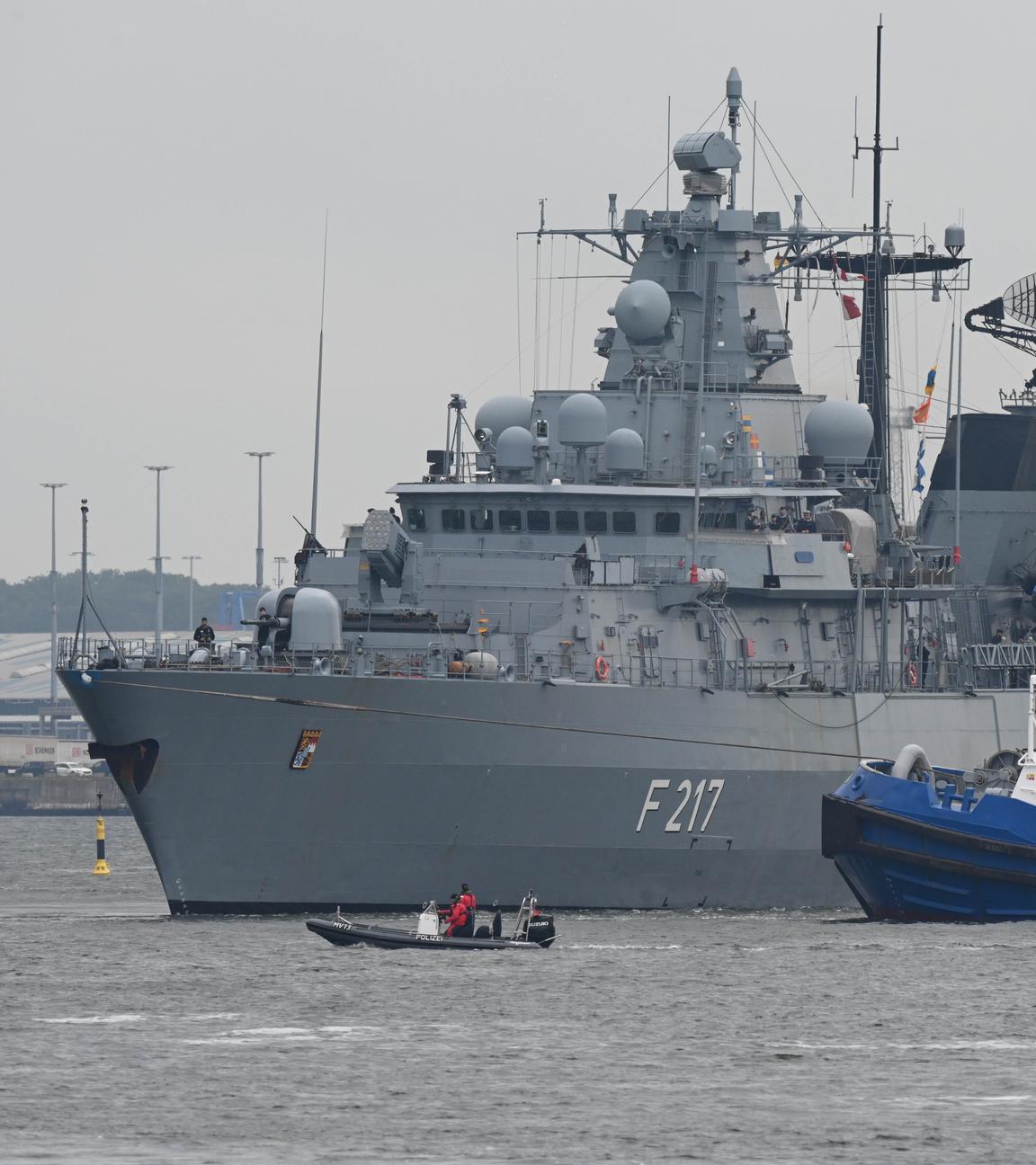 Rostock-Warnemünde: Die Fregatte "Bayern" nimmt zum Start des Manövers Baltic Operations (BALTOPS) vom Hafen Warenmünde aus Kurs auf die Ostsee