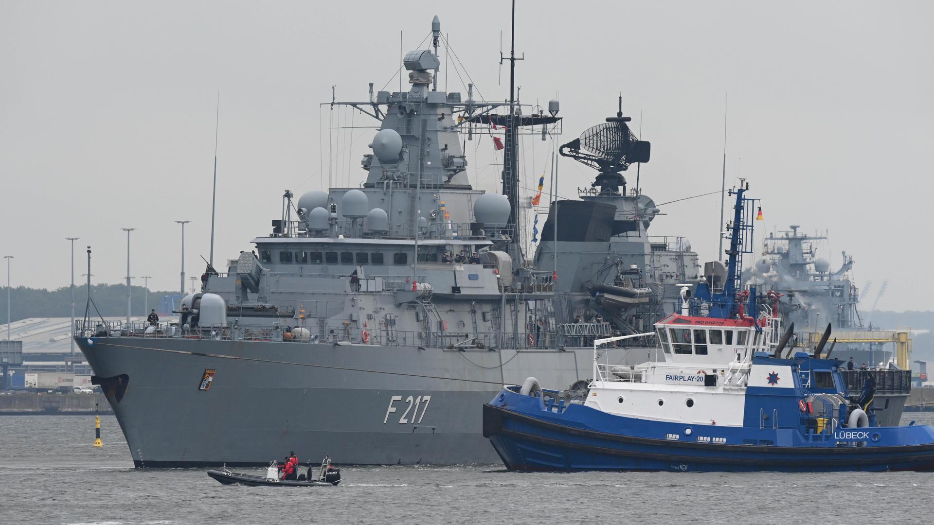 Rostock-Warnemünde: Die Fregatte "Bayern" nimmt zum Start des Manövers Baltic Operations (BALTOPS) vom Hafen Warenmünde aus Kurs auf die Ostsee
