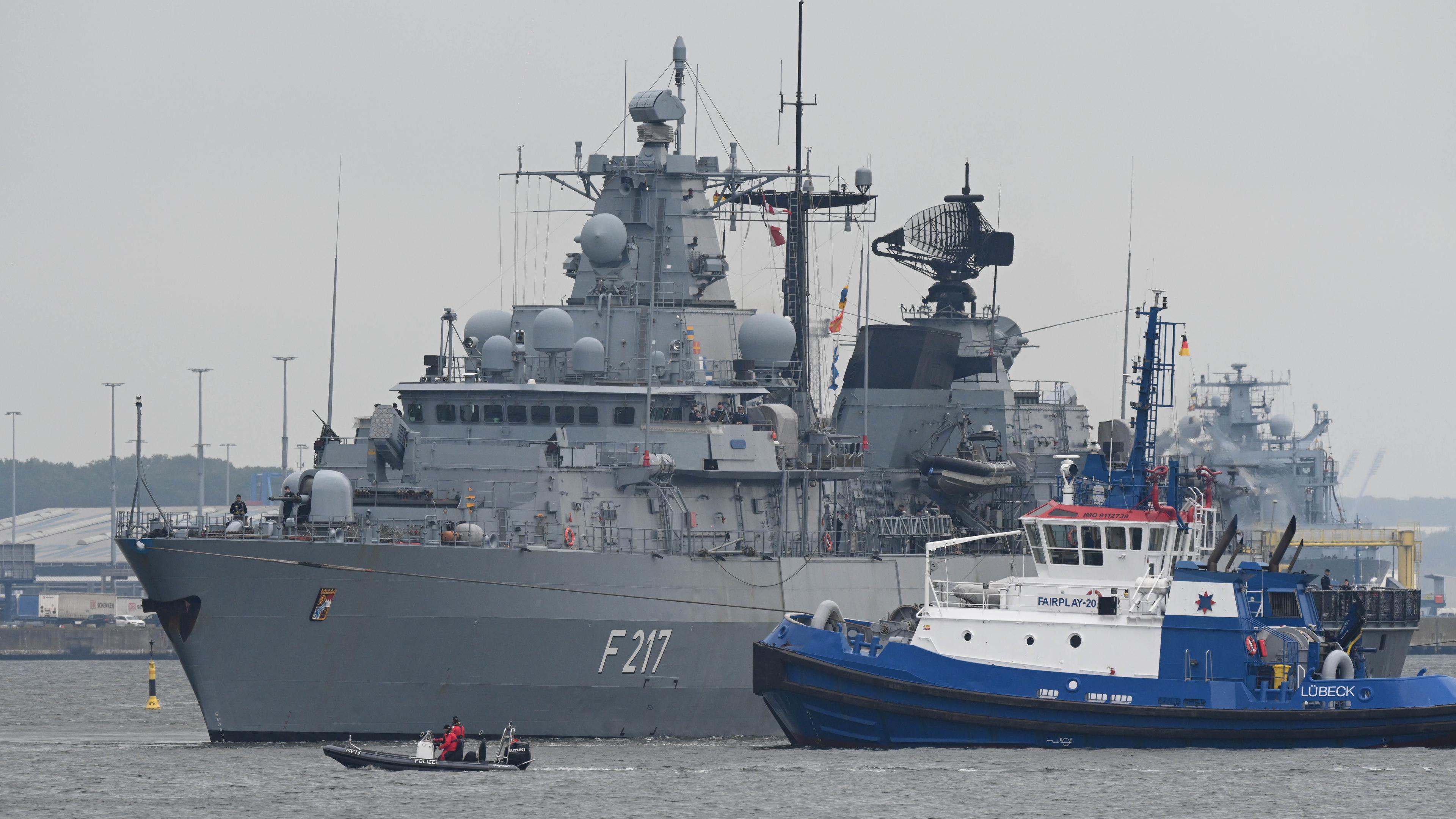 Rostock-Warnemünde: Die Fregatte "Bayern" nimmt zum Start des Manövers Baltic Operations (BALTOPS) vom Hafen Warenmünde aus Kurs auf die Ostsee