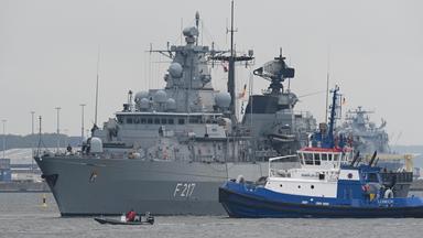 Rostock-Warnemünde: Die Fregatte "Bayern" nimmt zum Start des Manövers Baltic Operations (BALTOPS) vom Hafen Warenmünde aus Kurs auf die Ostsee