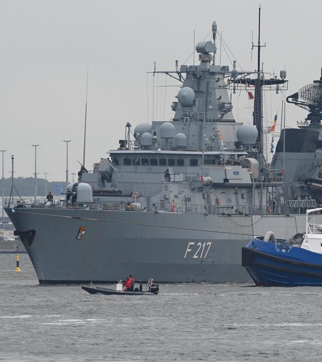 Rostock-Warnemünde: Die Fregatte "Bayern" nimmt zum Start des Manövers Baltic Operations (BALTOPS) vom Hafen Warenmünde aus Kurs auf die Ostsee