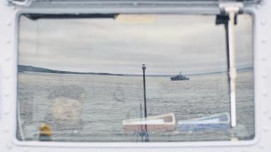 Ein Estnisches Marineschiff fährt in der Ostsee im Rahmen verstärkter NATO-Patrouillen in der Region nach einem mutmaßlichen Sabotageakt an Unterseekabeln.