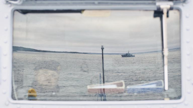 Ein Estnisches Marineschiff fährt in der Ostsee im Rahmen verstärkter NATO-Patrouillen in der Region nach einem mutmaßlichen Sabotageakt an Unterseekabeln.