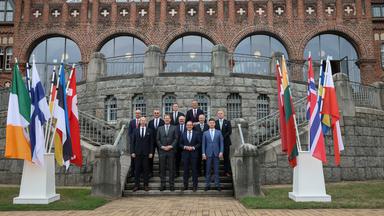 Flensburg: Igor Taro (vorne, l-r), Minister des Inneren in Estland, Jim OCallaghan, Minister für Justiz, Innere Angelegenheiten und Migration in Irland, Alexander Dobrindt (CSU), Bundesinnenminister, Martynas Katelynas, Minister des Inneren in Litauen, und weitere Staatssekretäre der Ostsee-Anrainerstaaten, bei einem Familienfoto während des Baltic Sea Security Summit vor der Marineschule Mürwik.