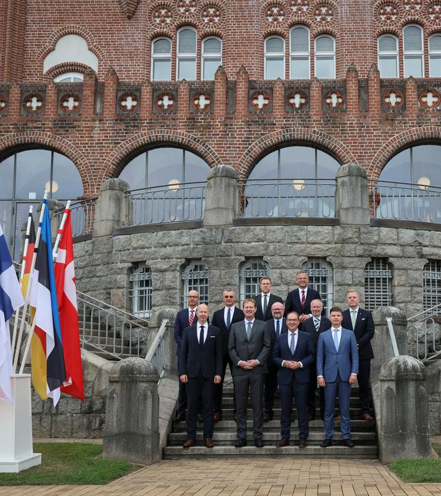 Flensburg: Igor Taro (vorne, l-r), Minister des Inneren in Estland, Jim OCallaghan, Minister für Justiz, Innere Angelegenheiten und Migration in Irland, Alexander Dobrindt (CSU), Bundesinnenminister, Martynas Katelynas, Minister des Inneren in Litauen, und weitere Staatssekretäre der Ostsee-Anrainerstaaten, bei einem Familienfoto während des Baltic Sea Security Summit vor der Marineschule Mürwik.