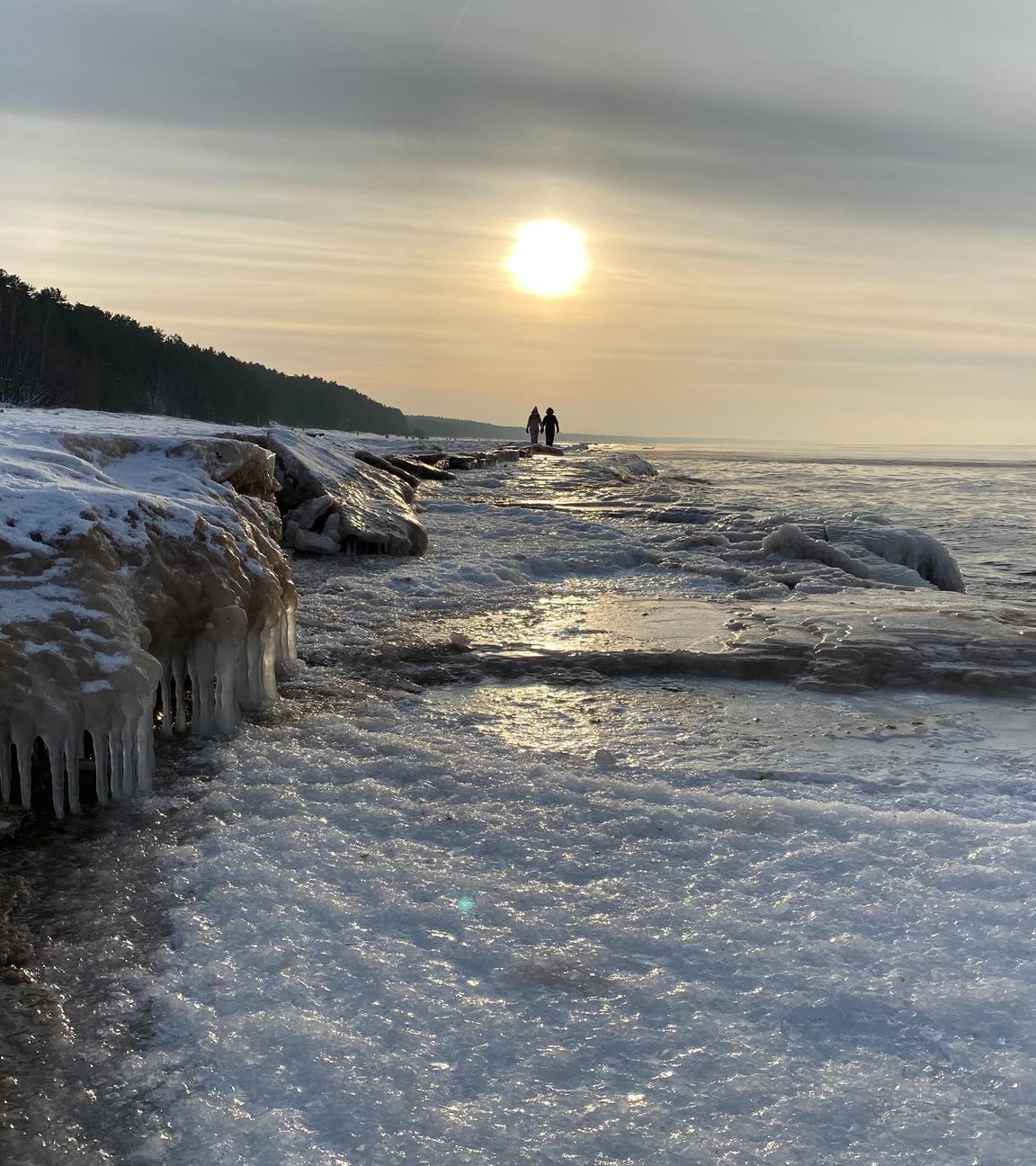 Eine halb zugefrorene Ostseeküste