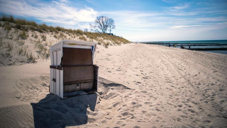 Strandkorb am Ostseestrand auf der Halbinsel Darss-Fischland-Zingst