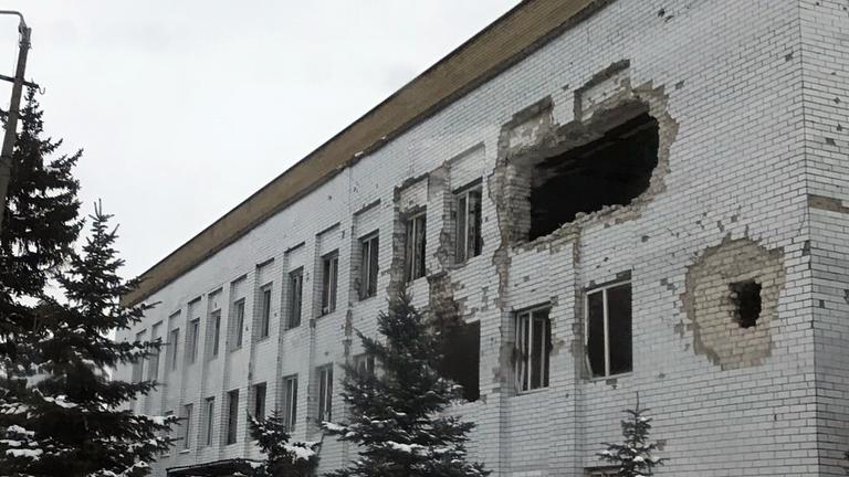 Das ehemalige Polizeigebäude, welches von einem Panzer beschossen worden ist