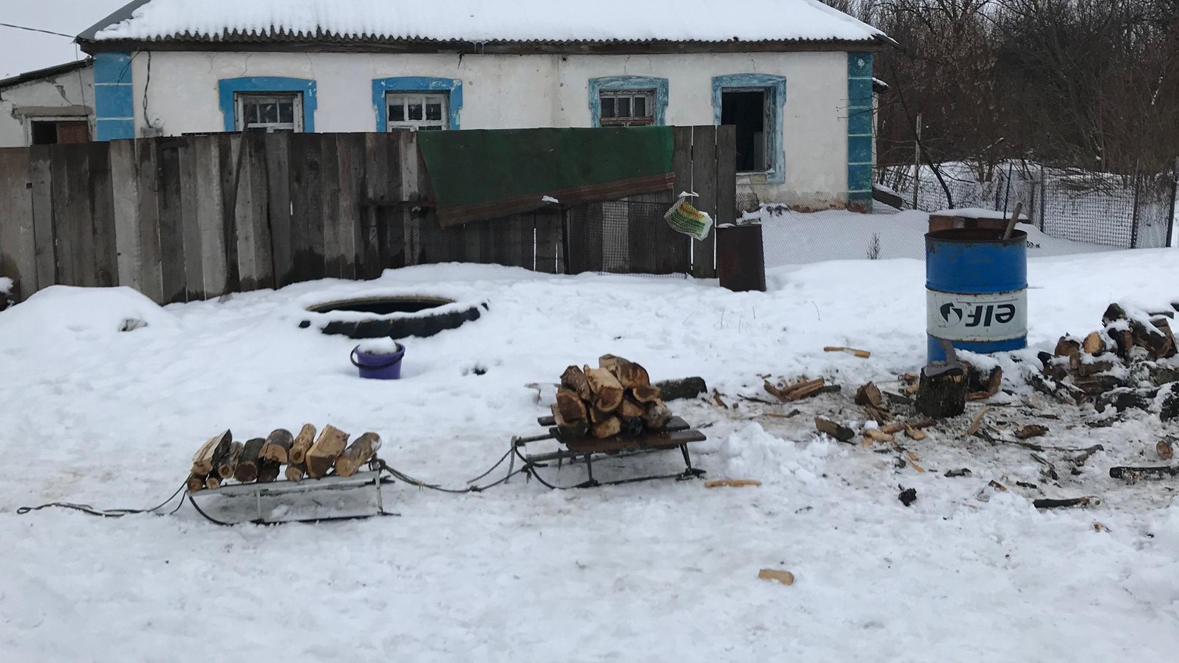 Sammeln von Feuerholz in der der Front