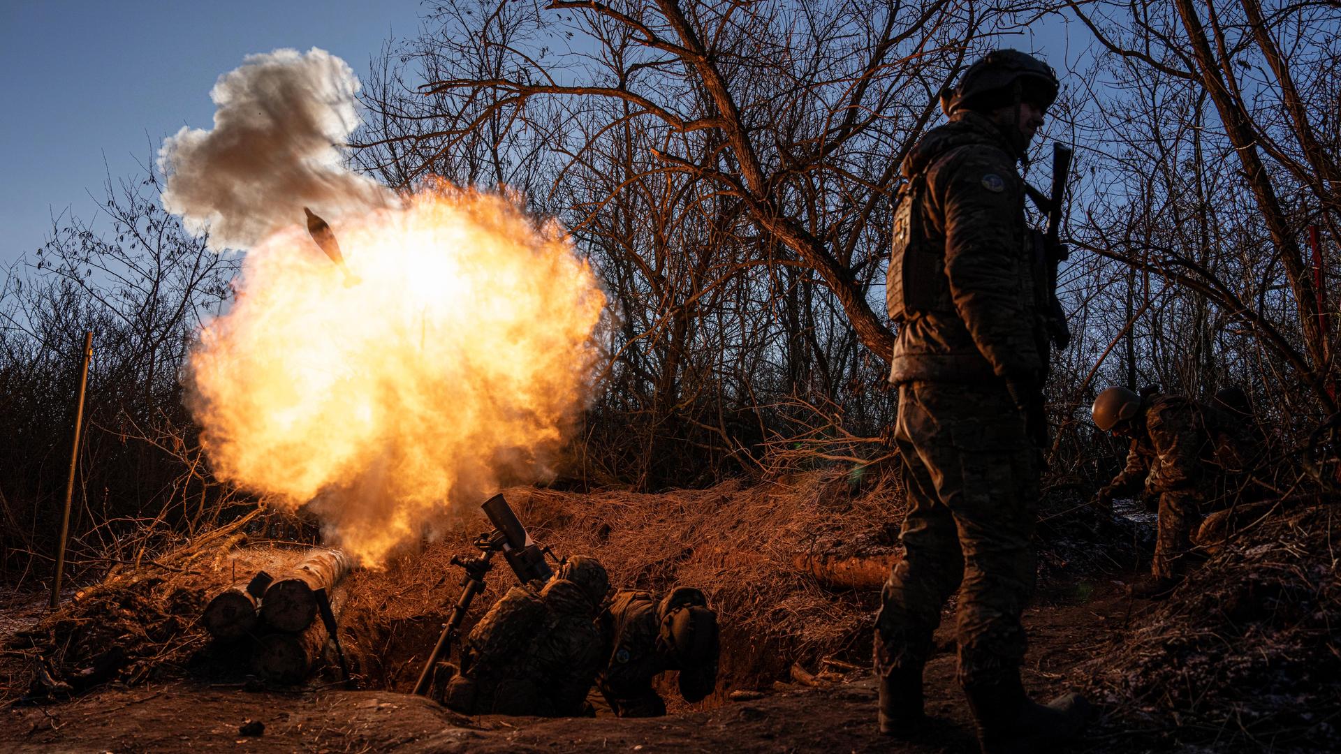 Ukrainische Soldaten feuern einen 120-mm-Mörser auf russische Stellungen an der Frontlinie in der Nähe von Bachmut.