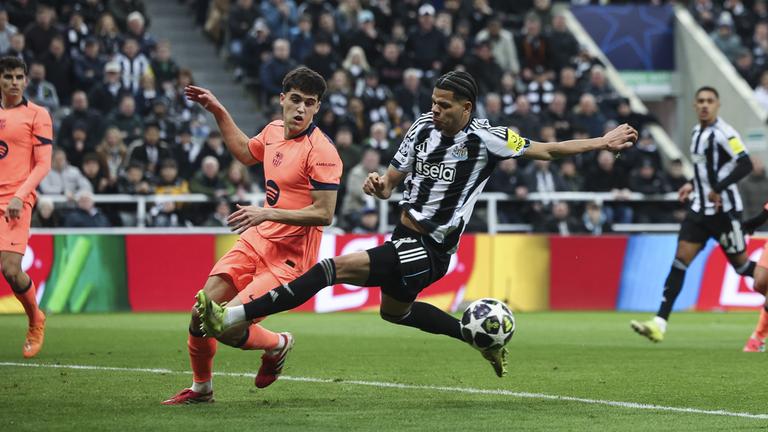 William Osula fliegt im 16er am Ball vorbei und in Barcelonas Innenverteidiger Pau Cubarsí rein