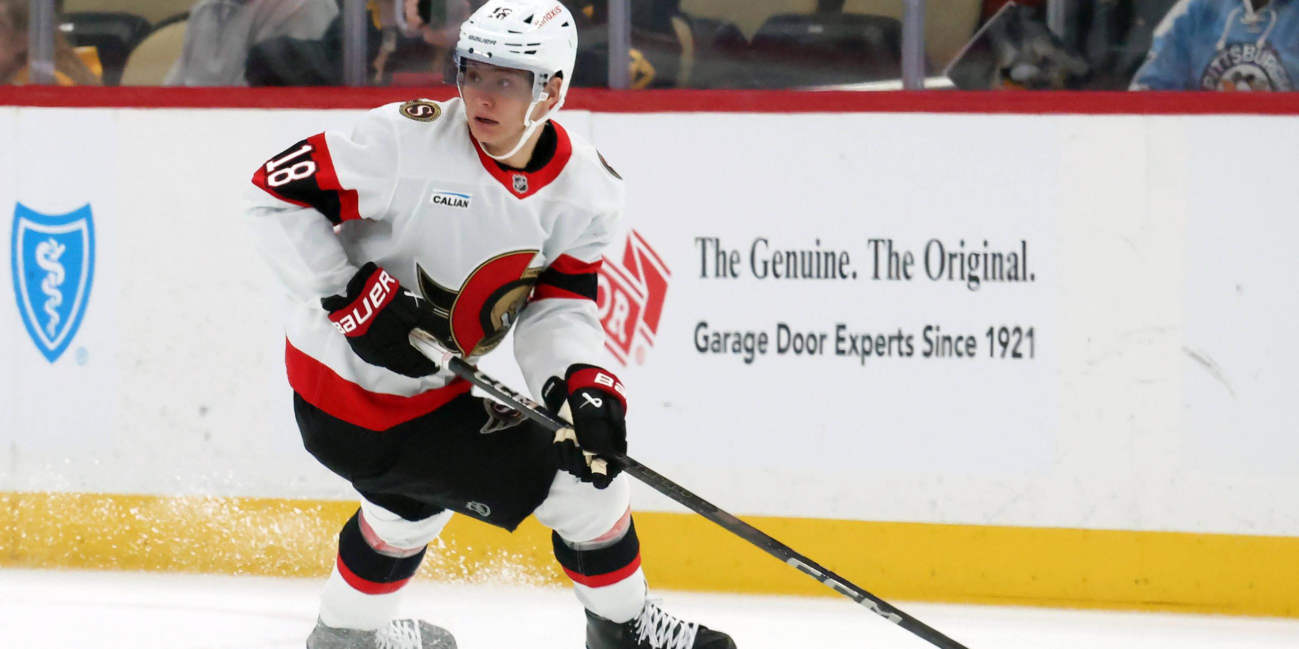 NHL, Ottawa Senators - Pittsburgh Penguins: Tim Stützle führt den Puck und blickt in Richtung eines Mitspielers.