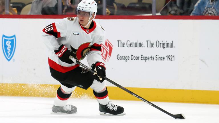 NHL, Ottawa Senators - Pittsburgh Penguins: Tim Stützle führt den Puck und blickt in Richtung eines Mitspielers.