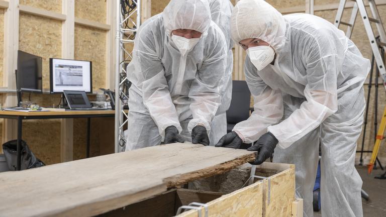 Ein Expertenteam sanierte das Grabmal von Otto dem Großen im Magdeburger Dom.