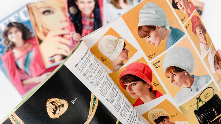 Archiv: Firmenzentrale von Otto, eine Frau blättert in einer Ausgabe aus den frühen 1970er Jahren.