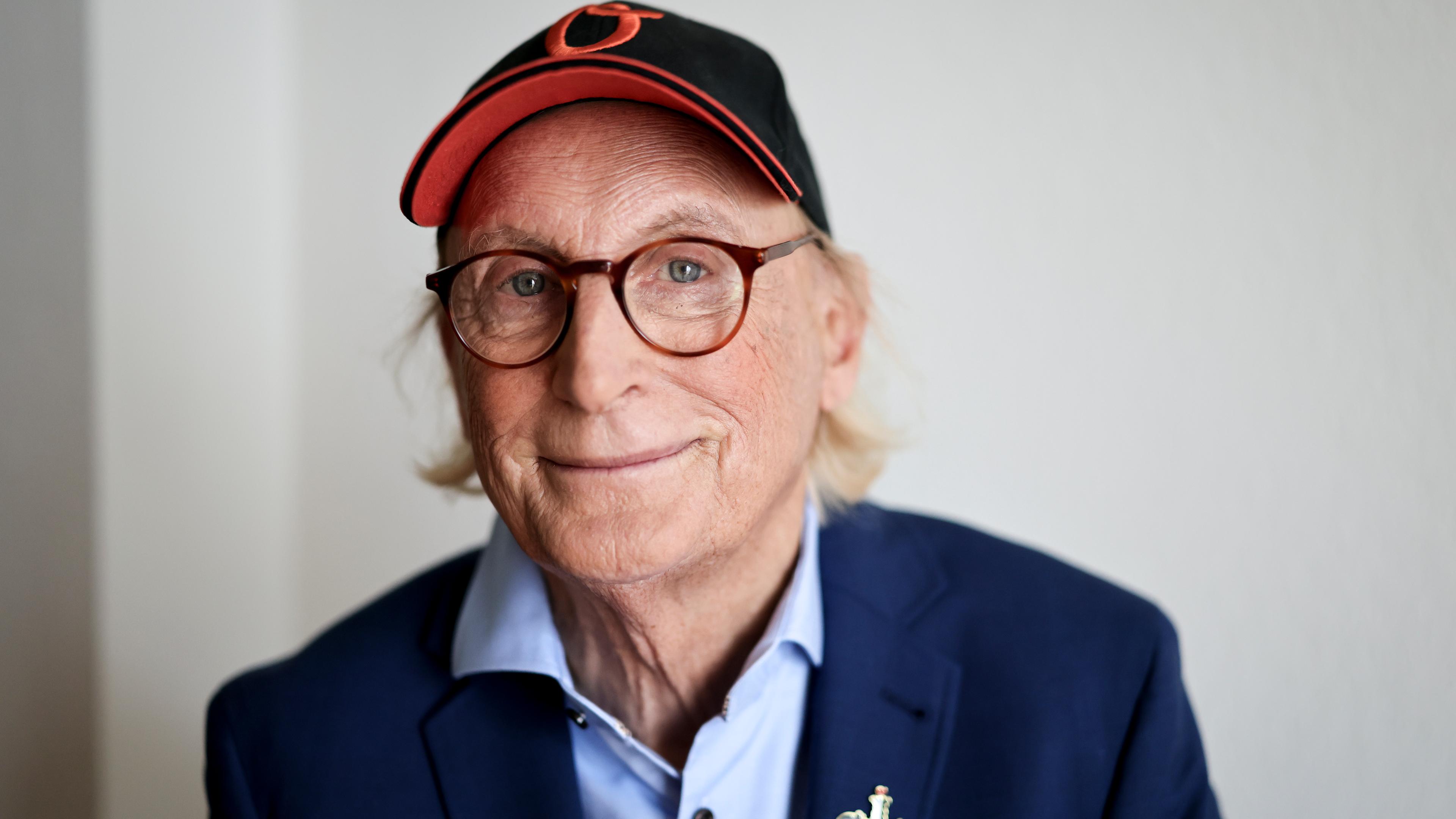 Otto Waalkes posiert für die Kamera. 
