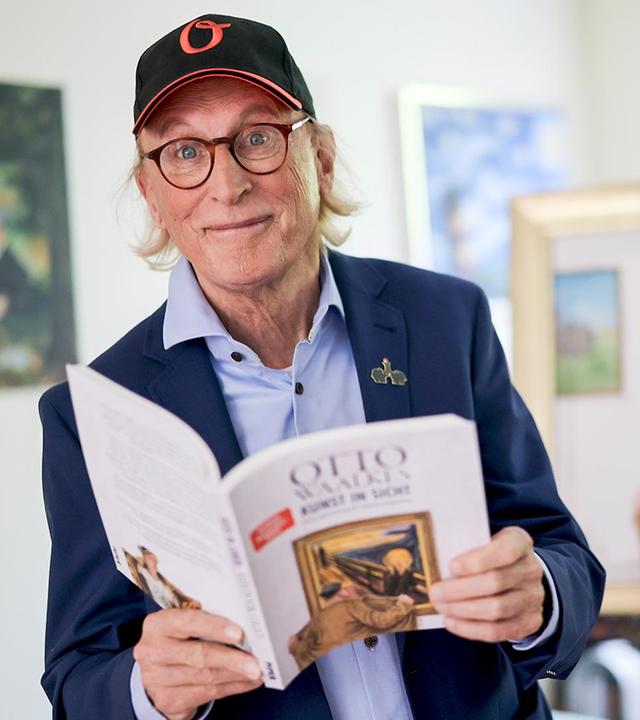 Komiker Otto Waalkes mit seinem neuen Kunst-Buch