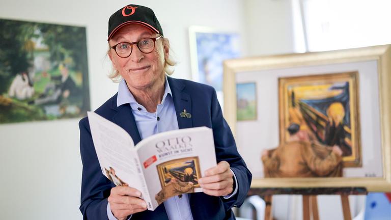 Komiker Otto Waalkes mit seinem neuen Kunst-Buch