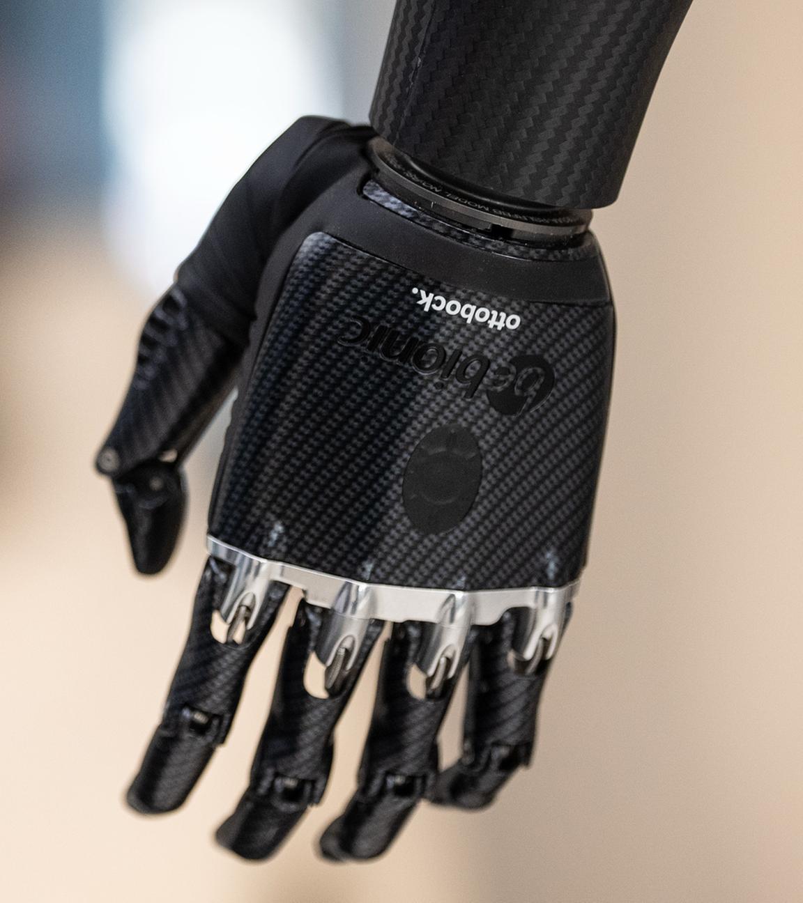 Eine myoelektrisch gesteuerte Handprothese ist im Showroom am Firmensitz vom Orthopädietechnikhersteller Ottobock zu sehen