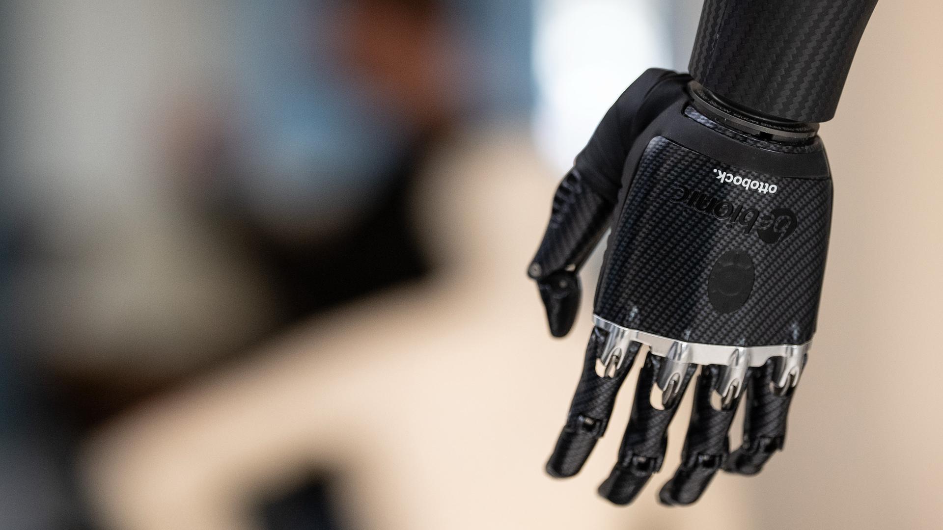 Eine myoelektrisch gesteuerte Handprothese ist im Showroom am Firmensitz vom Orthopädietechnikhersteller Ottobock zu sehen