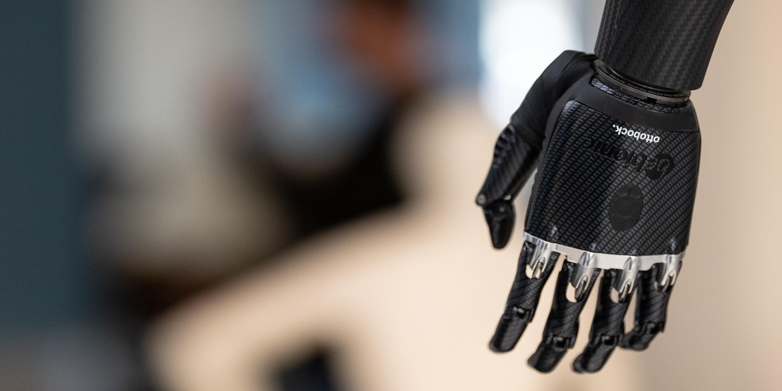 Eine myoelektrisch gesteuerte Handprothese ist im Showroom am Firmensitz vom Orthopädietechnikhersteller Ottobock zu sehen