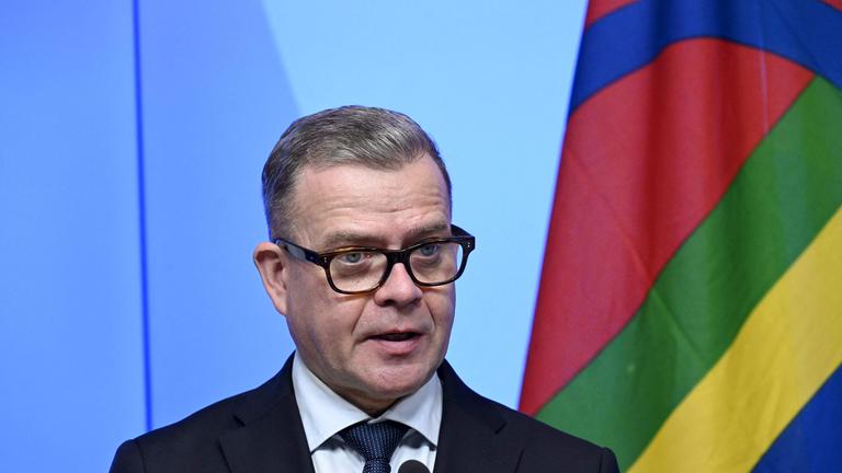 Der finnische Ministerpräsident Petteri Orpo nimmt am 4. Dezember 2025 an einer Pressekonferenz in Helsinki, Finnland, teil, als die finnische Wahrheits- und Versöhnungskommission für das Volk der Sami ihren Abschlussbericht an den finnischen Ministerpräsidenten übergab und den Staat aufforderte, die Ungerechtigkeiten gegenüber den Ureinwohnern zu korrigieren.