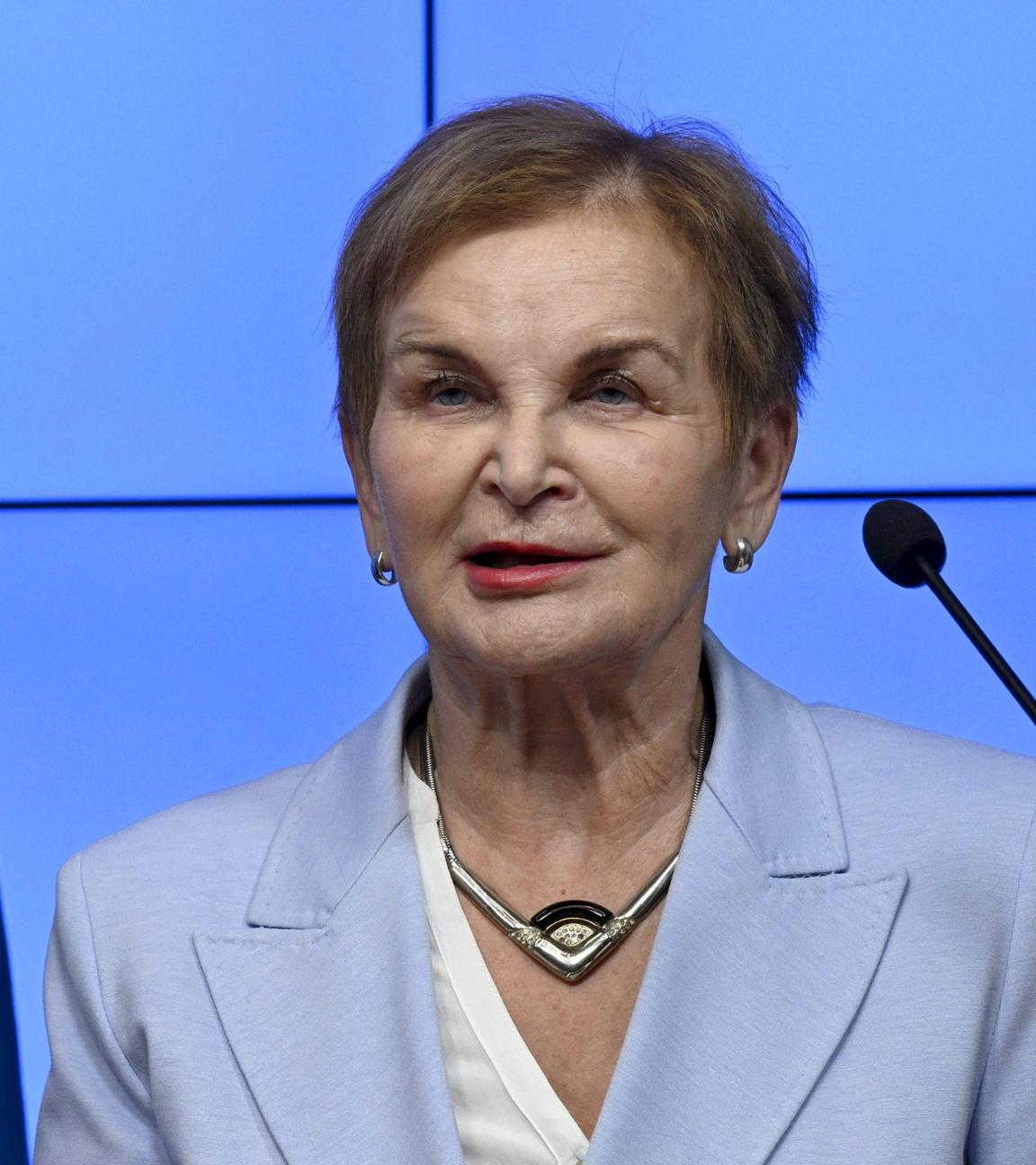 Die Vorsitzende der Kommission, Hannele Pokka, nimmt am 4. Dezember 2025 an einer Pressekonferenz in Helsinki, Finnland, teil, als die finnische Wahrheits- und Versöhnungskommission zum Thema Sami-Volk ihren Abschlussbericht an den finnischen Ministerpräsidenten übergab.