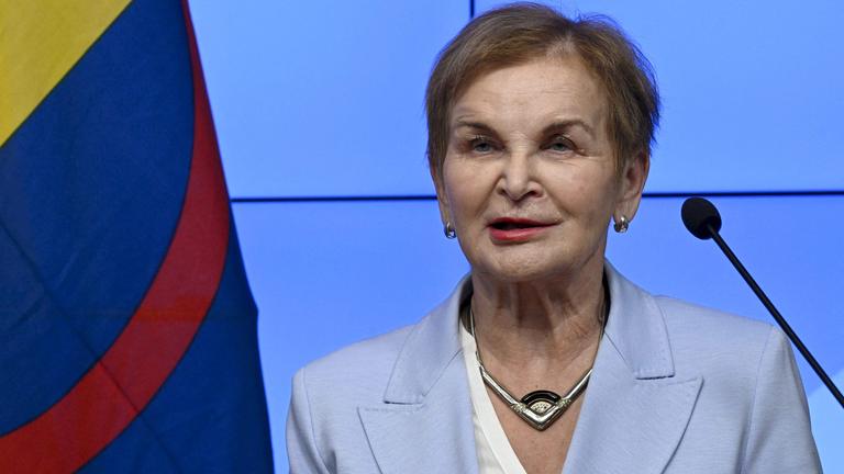 Die Vorsitzende der Kommission, Hannele Pokka, nimmt am 4. Dezember 2025 an einer Pressekonferenz in Helsinki, Finnland, teil, als die finnische Wahrheits- und Versöhnungskommission zum Thema Sami-Volk ihren Abschlussbericht an den finnischen Ministerpräsidenten übergab.