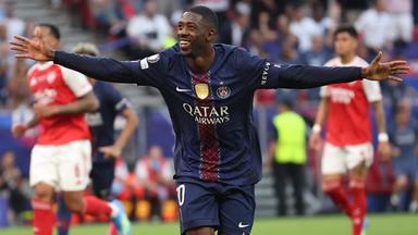 Der Fußballspieler Ousmane Dembele bejubelt ein Tour bei Paris Saint-Germain.