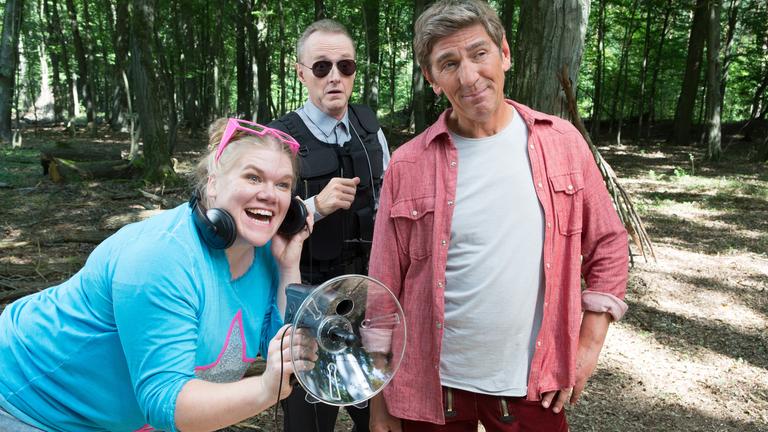 Dani Paschulke, gespielt von Gisa Flake, Herr Kluthe, gespielt von Holger Handtke und Fritz Fuchs, gespielt von Guido Hammesfahr, stehen nebeneinander und blicken erfreut und erstaunt in die Ferne.