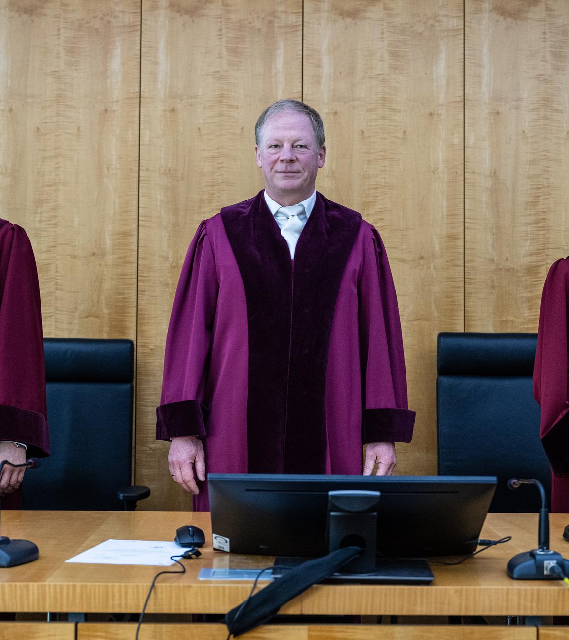 Richter in dunkelroter Robe am Oberverwaltungsgericht