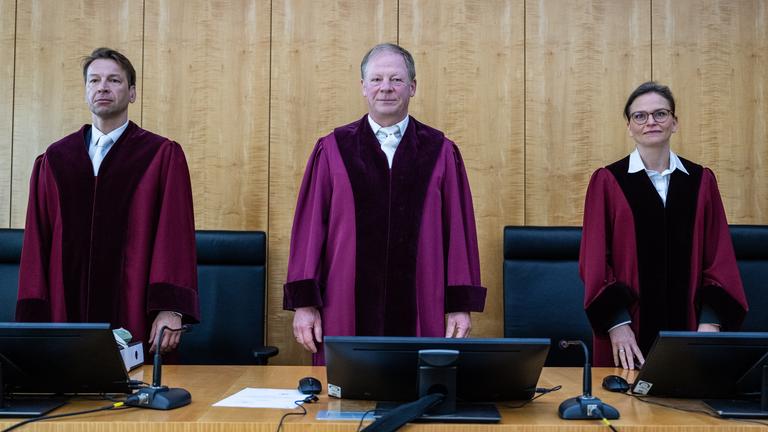 Richter in dunkelroter Robe am Oberverwaltungsgericht