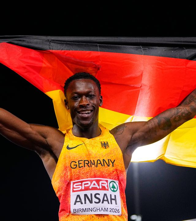Owen Ansah jubelt mit Deutschlandfahne über Gold bei den Leichtathletik Europameisterschaften in Birmingham.