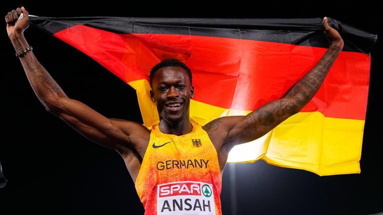 Owen Ansah jubelt mit Deutschlandfahne über Gold bei den Leichtathletik Europameisterschaften in Birmingham.