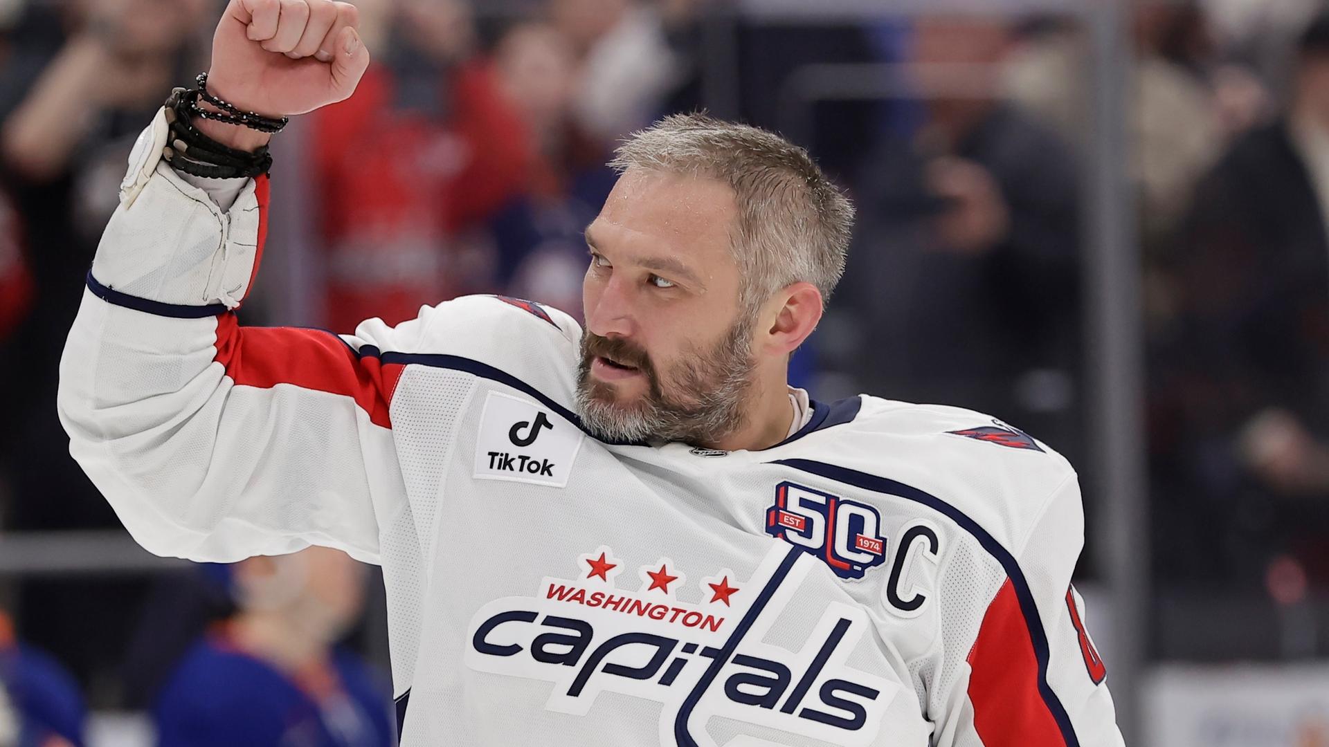 Alexander Owetschkin jubelt nach seinem 895. Karrieretor.