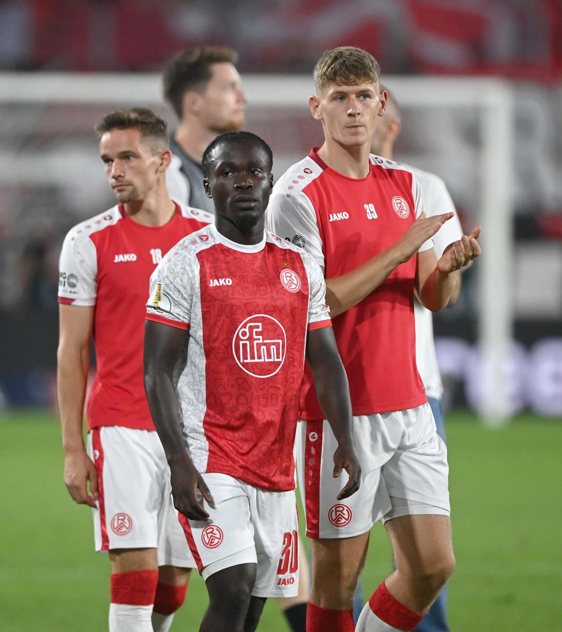 Vier Essener Spieler inklusive Kelsey Owusu nach dem DFB-Pokalspiel gegen Dortmund