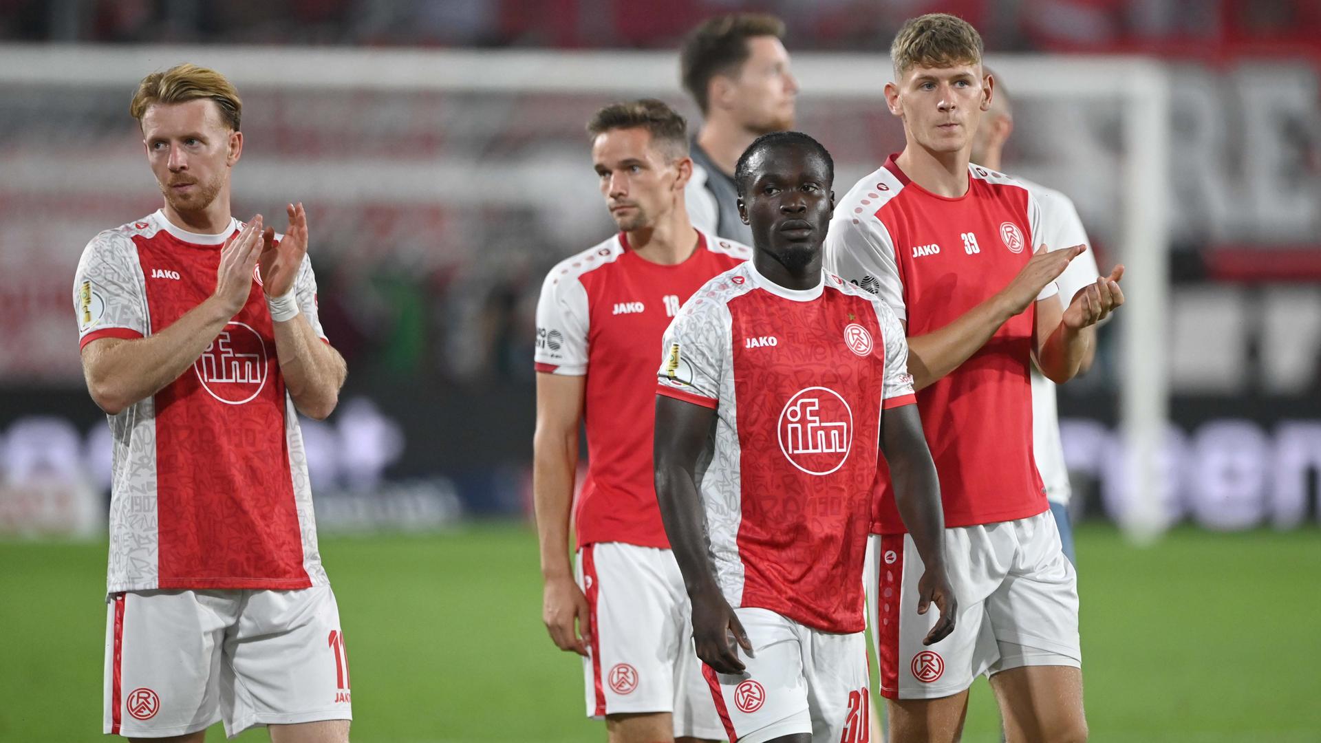 Vier Essener Spieler inklusive Kelsey Owusu nach dem DFB-Pokalspiel gegen Dortmund