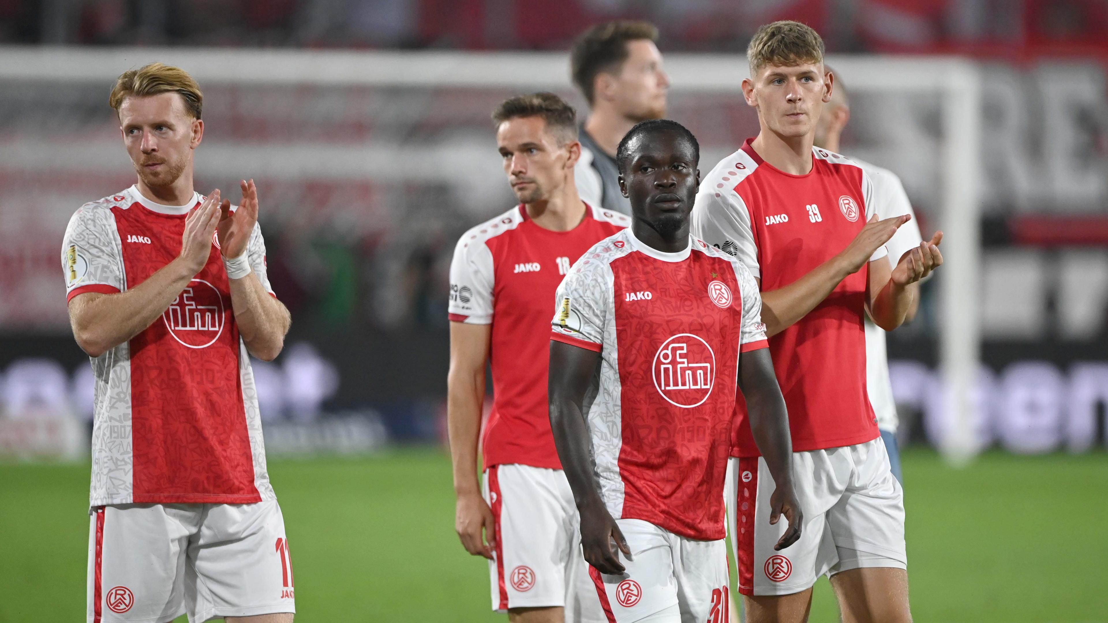 Vier Essener Spieler inklusive Kelsey Owusu nach dem DFB-Pokalspiel gegen Dortmund