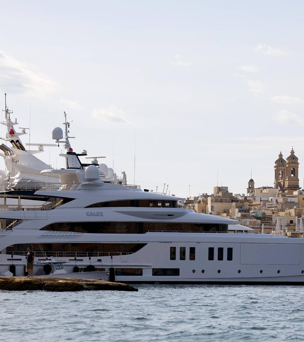 Super-Luxusyachten liegen vor dem Start der 46. Rolex Middle Sea Race am 18. Oktober 2025 in der Vittoriosa Yacht Marina in Vittoriosa, Malta, vor Anker. 