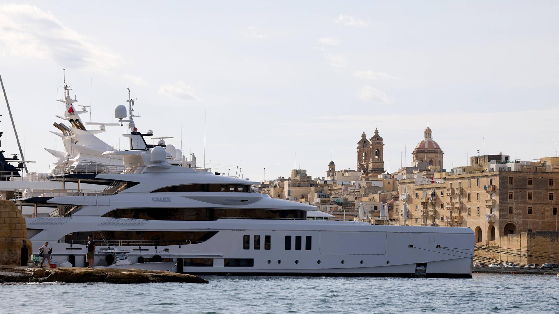 Super-Luxusyachten liegen vor dem Start der 46. Rolex Middle Sea Race am 18. Oktober 2025 in der Vittoriosa Yacht Marina in Vittoriosa, Malta, vor Anker. 