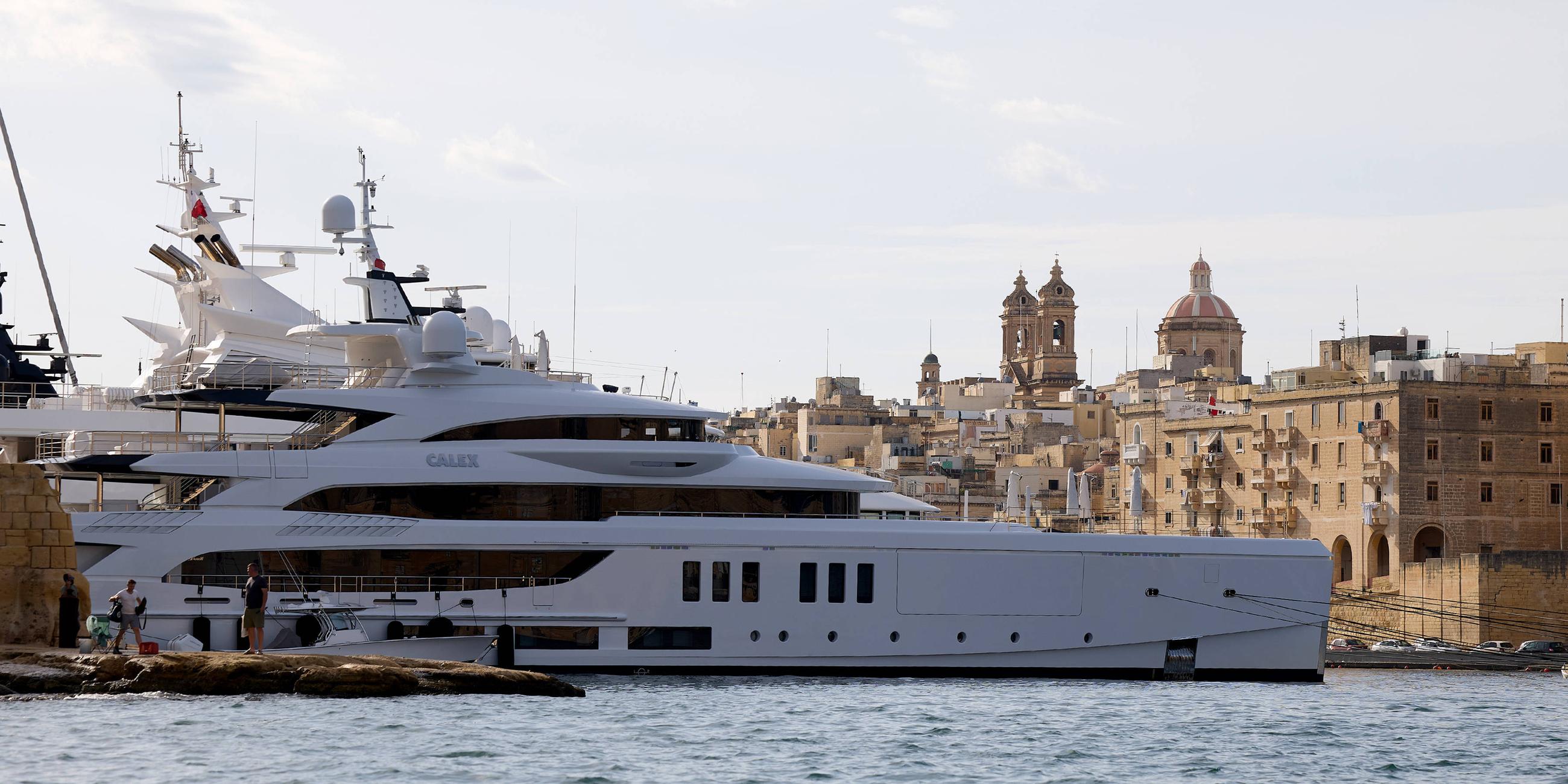 Super-Luxusyachten liegen vor dem Start der 46. Rolex Middle Sea Race am 18. Oktober 2025 in der Vittoriosa Yacht Marina in Vittoriosa, Malta, vor Anker. 