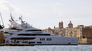 Super-Luxusyachten liegen vor dem Start der 46. Rolex Middle Sea Race am 18. Oktober 2025 in der Vittoriosa Yacht Marina in Vittoriosa, Malta, vor Anker. 