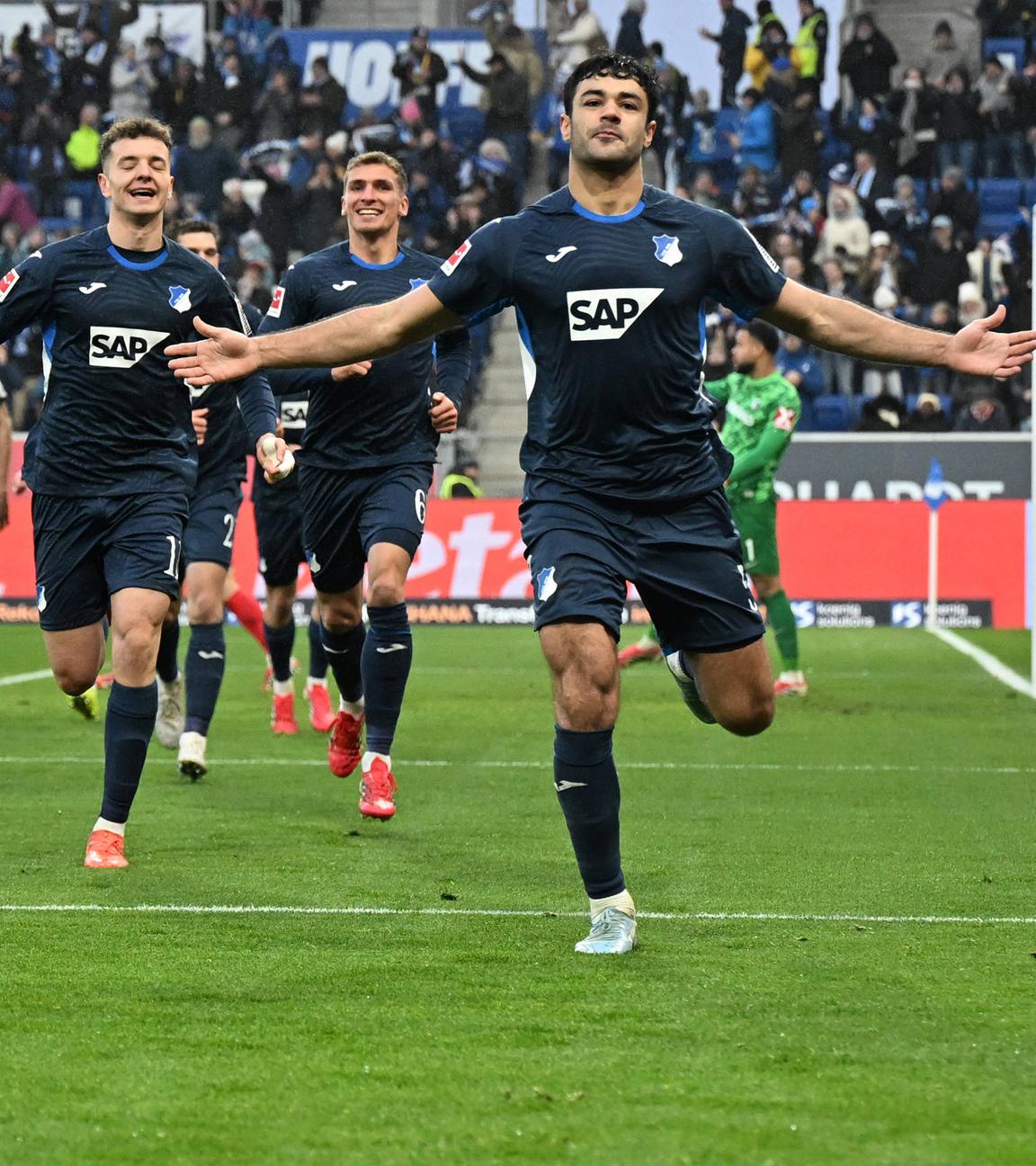 Hoffenheims Abwehrspieler Ozan Kabak freut sich zusammen mit seinen Teamkollegen über sein Tor zum 2:0 gegen den SC Freiburg