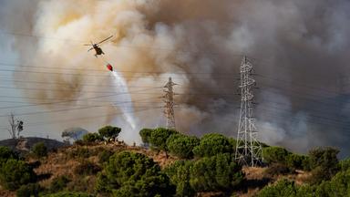Feuerwehrleute bekämpfen einen Waldbrand in der Nähe von Barcelona.